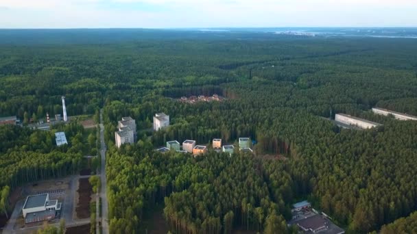 Vista Aérea Edifícios Industriais Subúrbio Cidade Lado Floresta Natureza Clipe — Vídeo de Stock