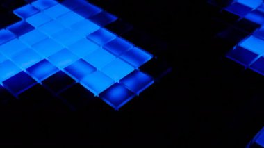 Neon müzik partisinin dansı siyah arka planda. Tasarım. Gece kulübündeki dans pistinin görüntüsü.