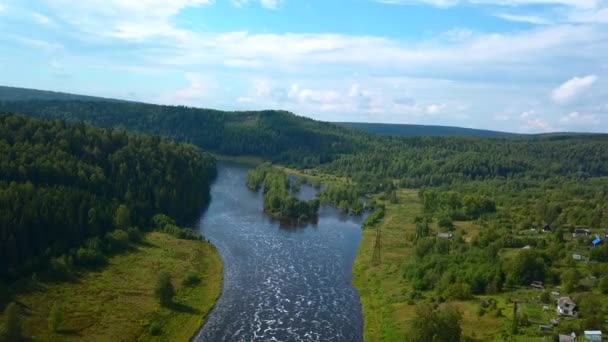 夏の日 空と雲の川と森の空中ビュー クリップ リッピング川岸と緑の森を飛び越え 自然の景観を持つ美しい場所 — ストック動画