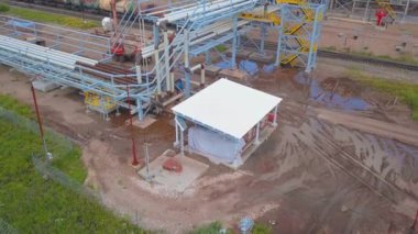 Demiryolu ve şantiye. Şarjör. Demiryolu bakım sürecini izler