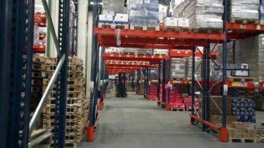 Kas-Türkiye, Ekim-5-2022: Yaratıcı. İşçilerin paketleri raflara koyduğu malların hazır olmasıyla çalışmak. Yüksek kalite 4k görüntü