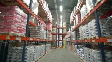  Depo. Ankara-Türkiye, 3 Ekim 2022: Yaratıcı. Paketlenip farklı noktalara gönderilen büyük kutularla çalışmak. Yüksek kalite 4k görüntü