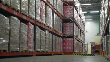  Depo. Ankara-Türkiye, 3 Ekim 2022: Yaratıcı. Paketlenip farklı noktalara gönderilen büyük kutularla çalışmak. Yüksek kalite 4k görüntü