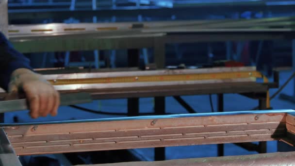 Befestigung Des Metallbalkens Werk Medien Arbeiter Befestigt Metallträger Rahmen Verbindung — Stockvideo