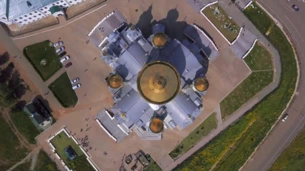Park Halindeki Arabalarla Çevrili Bir Kilisenin Altın Kubbesinin Havadan Görünüşü — Stok video