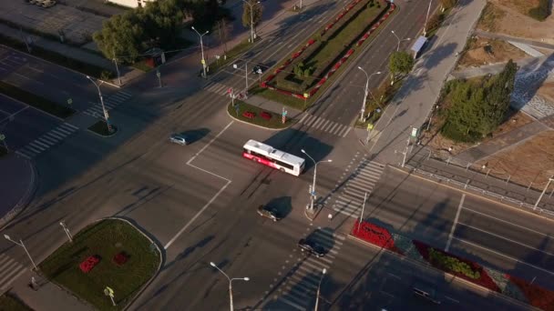 Şehrin Yüksek Açılı Sokak Kavşak Manzarası Şarjör Şehir Merkezinde Arabalar — Stok video
