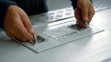 Çalışan erkekler. Yaratıcı. Eller özel olarak paketlenmiş demir bir konteynırın içinde tehlikeli bir madde çıkarıyor. Yüksek kalite 4k görüntü
