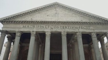 İtalya, Roma - 30 Ağustos 2022: Roma tapınağının antik binası. Başla. Sütunlu antik görkemli bina manzarası. Panteon antik Roma 'nın mimari anıtıdır.. 