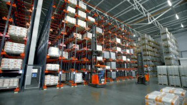 Madrid-İspanya, 8 Ekim 2022: Yaratıcı. Paketlenmiş sipariş malların bulunduğu büyük, parlak bir depo. Yüksek kalite 4k görüntü