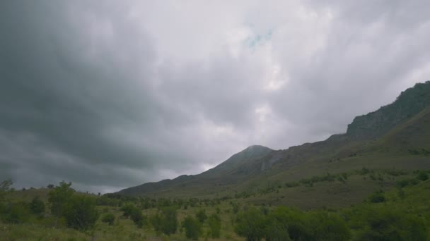 Ορεινό Τοπίο Καταπράσινη Πλαγιά Συννεφιασμένη Μέρα Πάμε Πράσινη Πλαγιά Του — Αρχείο Βίντεο
