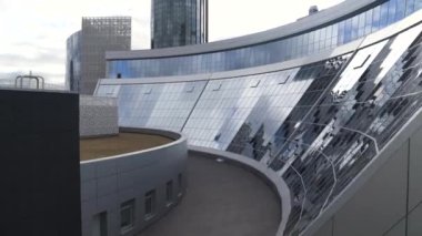 Yeni ofis mimarisi. Stok görüntüleri. Bir milyondan fazla şehrin merkezine inşa edilmiş cam tüneller ve aynalı ofis pencereleri. Yüksek kalite 4k görüntü