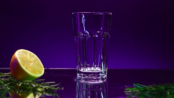 パーティー アルコールドリンク オレンジ テーブルの上のローズマリーに用意されたフードテーブルの配置 ストッククリップ アルコール依存症とアルコール依存症の概念 — ストック動画