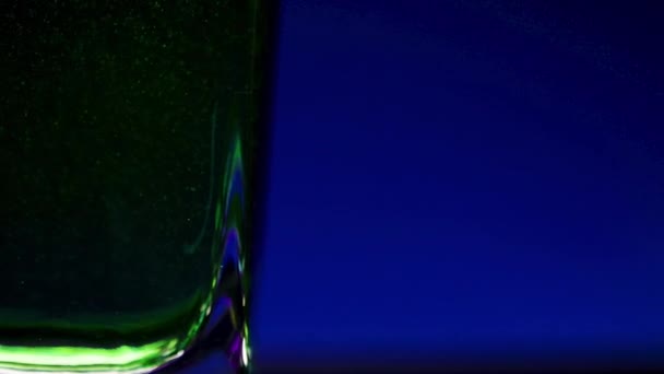 Primo Piano Bevanda Verde Bicchiere Uno Sfondo Blu Scuro Fermaglio — Video Stock