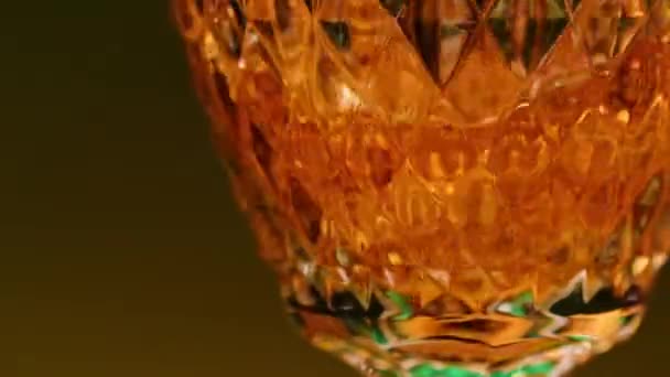 Gros Plan Verser Whisky Dans Verre Sur Fond Mur Flou — Video