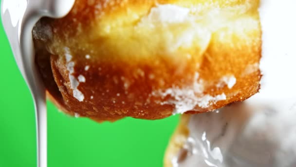 格子花慢动作地在甜甜圈上流动 库存夹 食品色情概念 白色釉面覆盖的面包店产品 — 图库视频影像