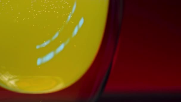Primo Piano Succo Arancia Fresco Versato Bicchiere Fermaglio Rallentamento Una — Video Stock