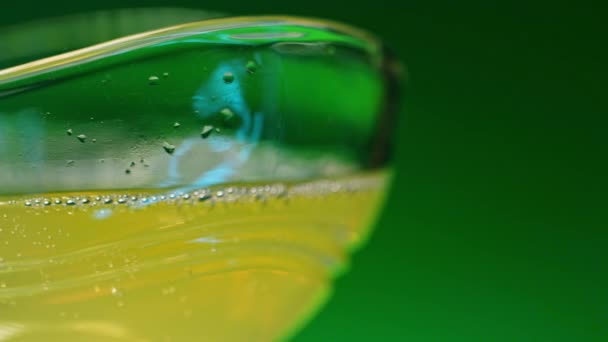 Erfrischendes Farbenfrohes Getränk Einem Transparenten Glas Aktienclip Zubereiteter Saftiger Cocktail — Stockvideo