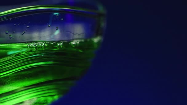 Das Konzept Eines Barkeepers Aktienclip Leuchtend Grüne Brennende Getränke Einem — Stockvideo