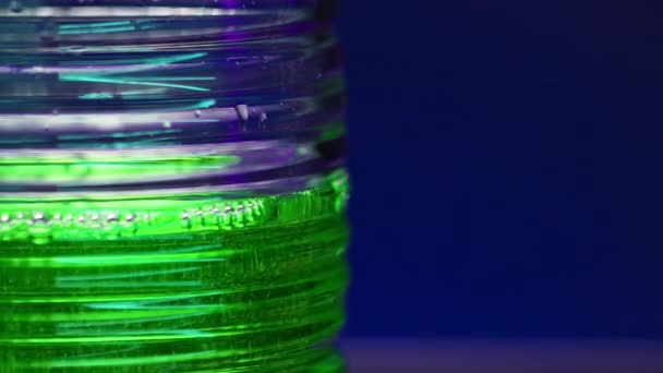 Bevanda Analcolica Colore Verde Sfondo Sfocato Parete Colorata Fermaglio Soda — Video Stock