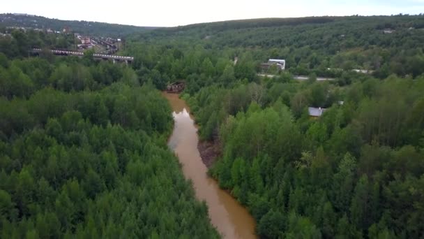 Vägen Intill Skog Och Flod Utsikt Över Drönaren Klippa Smutsiga — Stockvideo