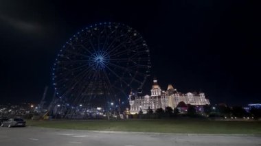 Kalenin önündeki dönme dolabın alçak açılı görüntüsü. Başla. Şehir dışında bir yaz akşamı, turizm konsepti