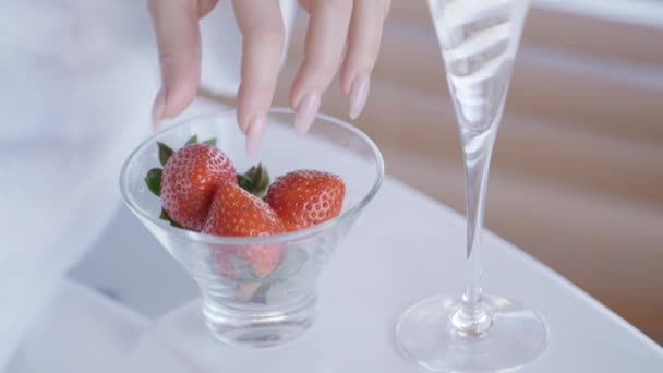 Șampanie Căpșuni Într Bol Sticlă Acțiune Aproape Mâinile Feminine Masculine — Videoclip de stoc