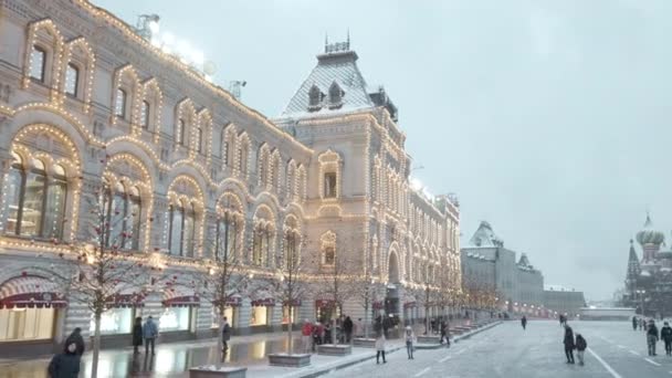 Prachtig Stadsplein Een Besneeuwde Dag Voor Nieuwjaarsvakantie Actie Mensen Lopen — Stockvideo