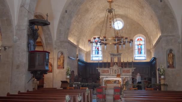 Θέα Μέσα Μια Εκκλησία Πάμε Κενές Σειρές Καθισμάτων Πολυέλαιος Κεριά — Αρχείο Βίντεο