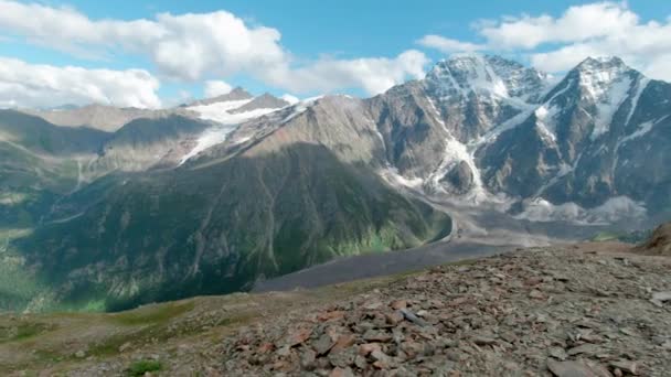 Uitzicht Vanaf Heuveltop Van Eindeloze Besneeuwde Bergketen Een Knip Verbazingwekkende — Stockvideo