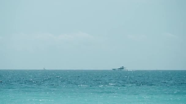 Hermoso Mar Tranquilo Cielo Azul Nublado Acción Increíble Horizonte Interminable — Vídeos de Stock