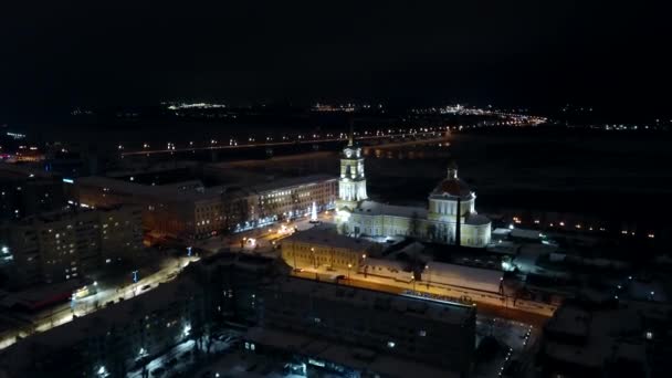 夜城的头像 教堂光芒四射剪断 美丽的夜景 冬季有明亮的建筑物和桥梁 冬夜城市 街道明亮 — 图库视频影像
