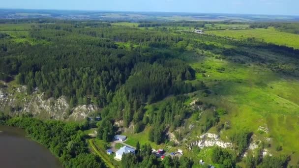 Horní Pohled Vesnici Břehu Řeky Pozadí Obzoru Lesem Klip Krásná — Stock video