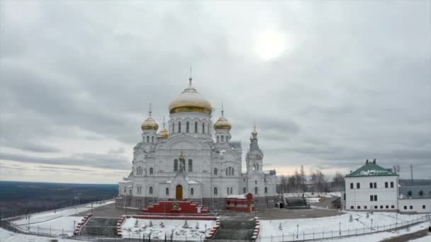 Luchtfoto Van Een Witte Kerk Met Gouden Koepels Een Koude — Stockvideo