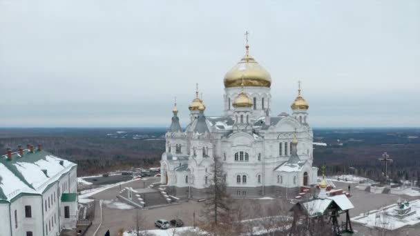 Luftaufnahme Einer Weißen Kirche Mit Goldenen Kuppeln Einem Kalten Wintertag — Stockvideo