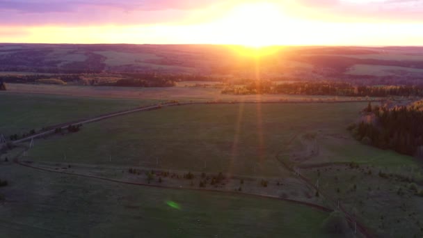 Αεροφωτογραφία Του Αγροκτήματος Κατά Διάρκεια Του Ηλιοβασιλέματος Κλιπ Drone Πετά — Αρχείο Βίντεο