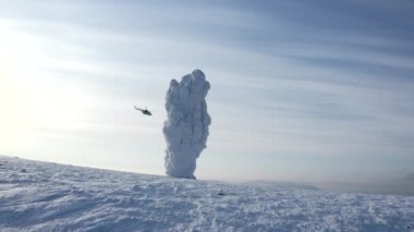 Komi Cumhuriyeti 'ndeki Manpupuner Platosu' nun havadan görünüşü. Şarjör. Karla kaplı tepelerin üzerinde uçan helikopter.