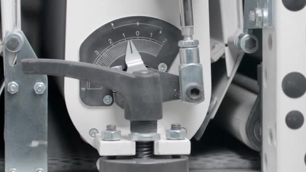 带有压力指示器的输送机的闭合 带压力的输送带移动 在传送机上生产橡胶 — 图库视频影像