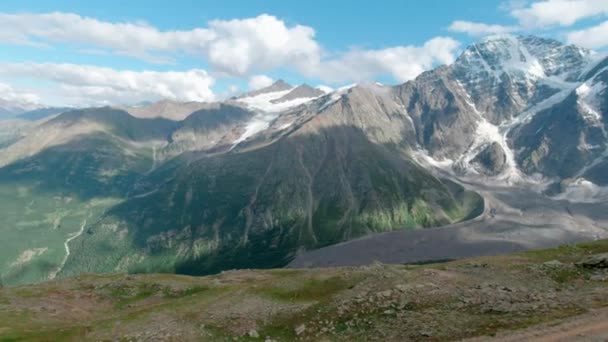 Uitzicht Vanaf Heuveltop Van Eindeloze Besneeuwde Bergketen Een Knip Verbazingwekkende — Stockvideo