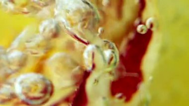 Suda kabarcıklar olan güzel sarı çiçek. Stok görüntüleri. Köpüklerle dolu berrak suda parlak bir çiçek. Serin sularda bir çiçek. 