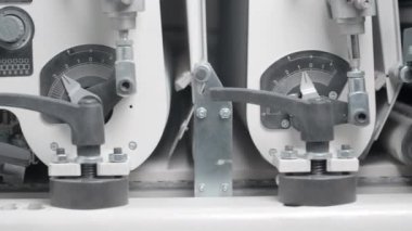 Basınç göstergesi olan taşıma makinesine yakın çekim. Yaratıcı. Basınçla konveyör hattı hareket ediyor. Taşıma makinesinde kauçuk üretimi. 