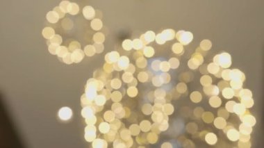 Tavanda şık ışık topları. Stok görüntüleri. Şık avizenin taşaklı bulanık ışığı. Lüks iç mekanlarda top tasarım avizeleri.. 