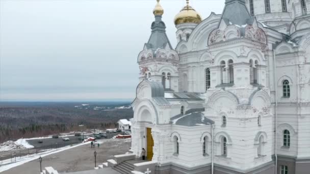 Flygfoto Vit Kyrka Med Gyllene Kupoler Klipp Stor Vacker Ortodox — Stockvideo