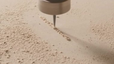 Tahta üzerinde çalışan makinenin yakın çekimi. Yaratıcı. İğne makinede işe yarıyor. Ahşap ürün üzerinde iyi bir iğne makinesi.. 