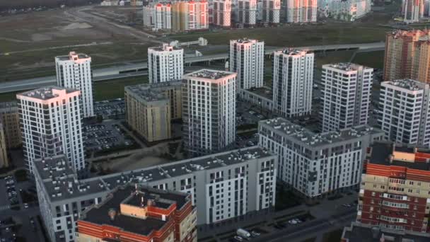 带有阳光的现代住宅建筑群的顶部视图 库存录像 美丽的红色阳光落在住宅区 现代城市地区的住宅区 — 图库视频影像