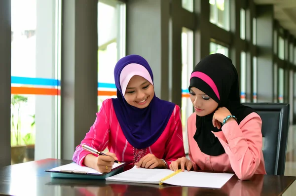 Primer plano retrato de hermosa joven asiática estudiante estudio juntos — Foto de Stock