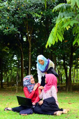 güzel genç Müslüman işkadını bilgi paylaşımı