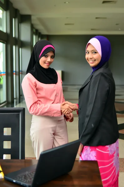 Красива молода мусульманська бізнес-леді, що ділиться інформацією — стокове фото