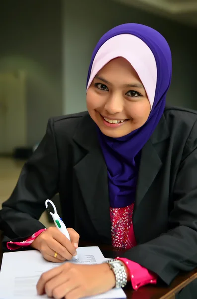 Jovem asiático muçulmano mulher na cabeça cachecol sorriso — Fotografia de Stock