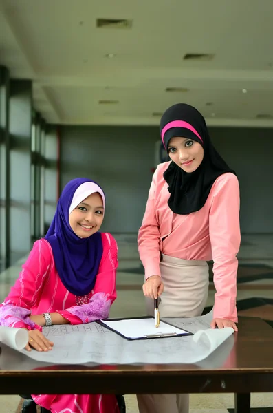 Krásné mladé muslimské podnikatelka, sdílení informací — Stock fotografie