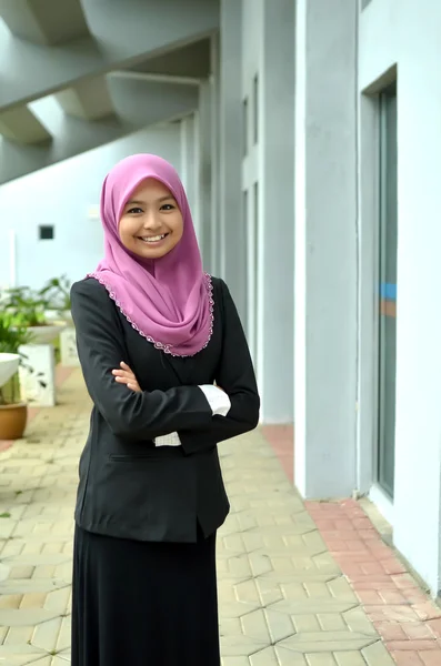 Giovane donna musulmana asiatica in testa sciarpa sorriso — Foto Stock